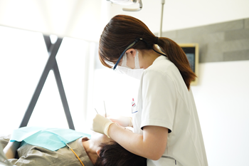 部分入れ歯　治療風景　女性医師